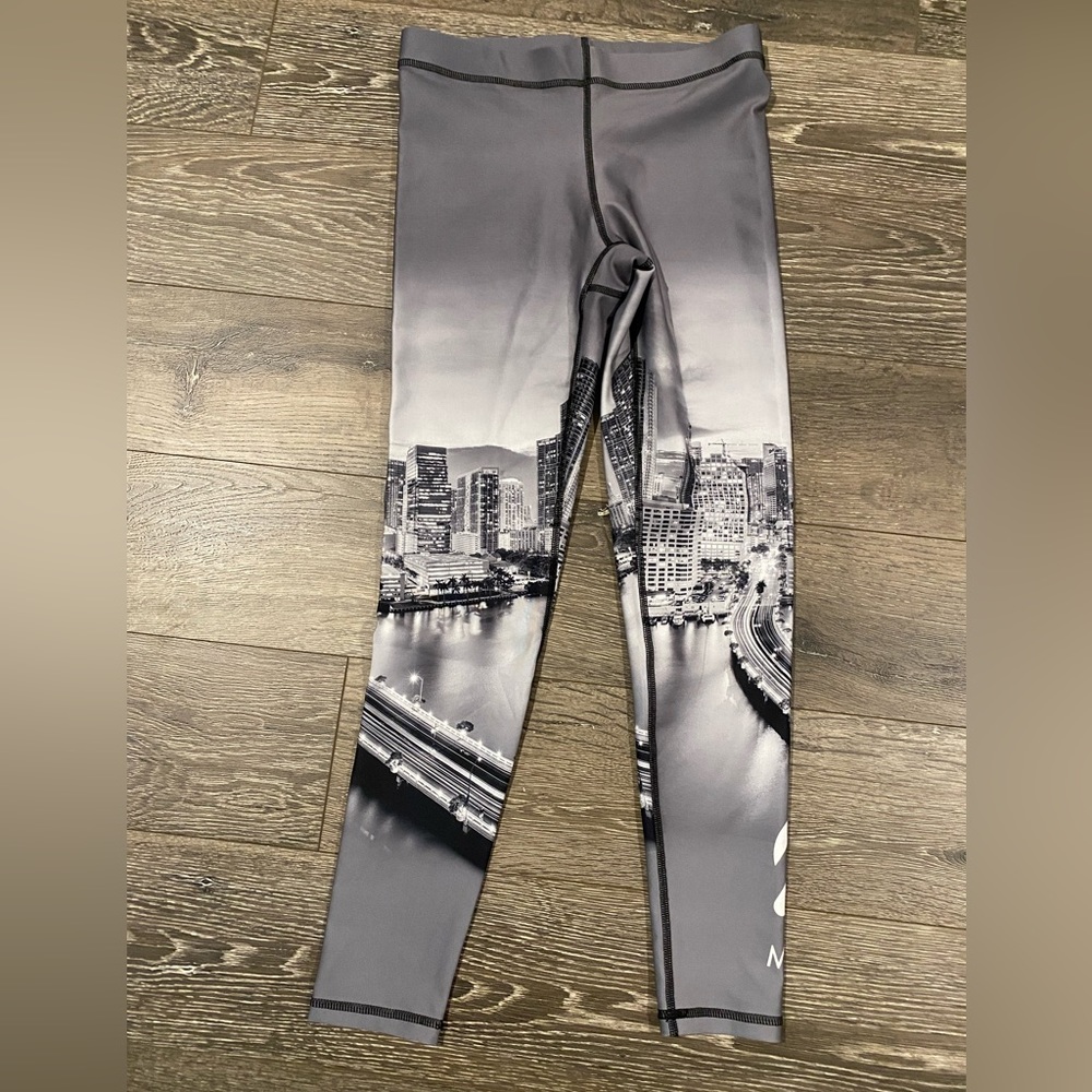 Peloton Miami leggings, size Medium, like new